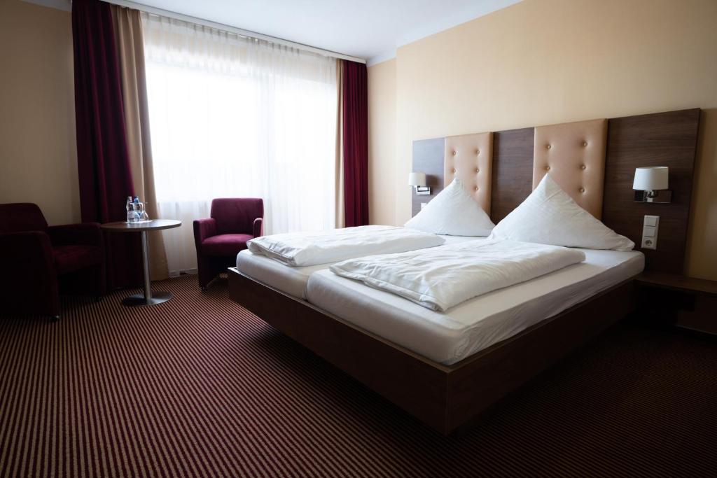 Postel nebo postele na pokoji v ubytování Europa Kehl Hotel