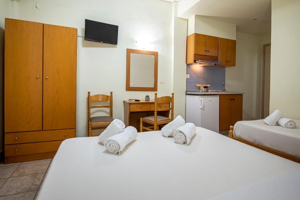 Postel nebo postele na pokoji v ubytování Lucia Hotel Paralia