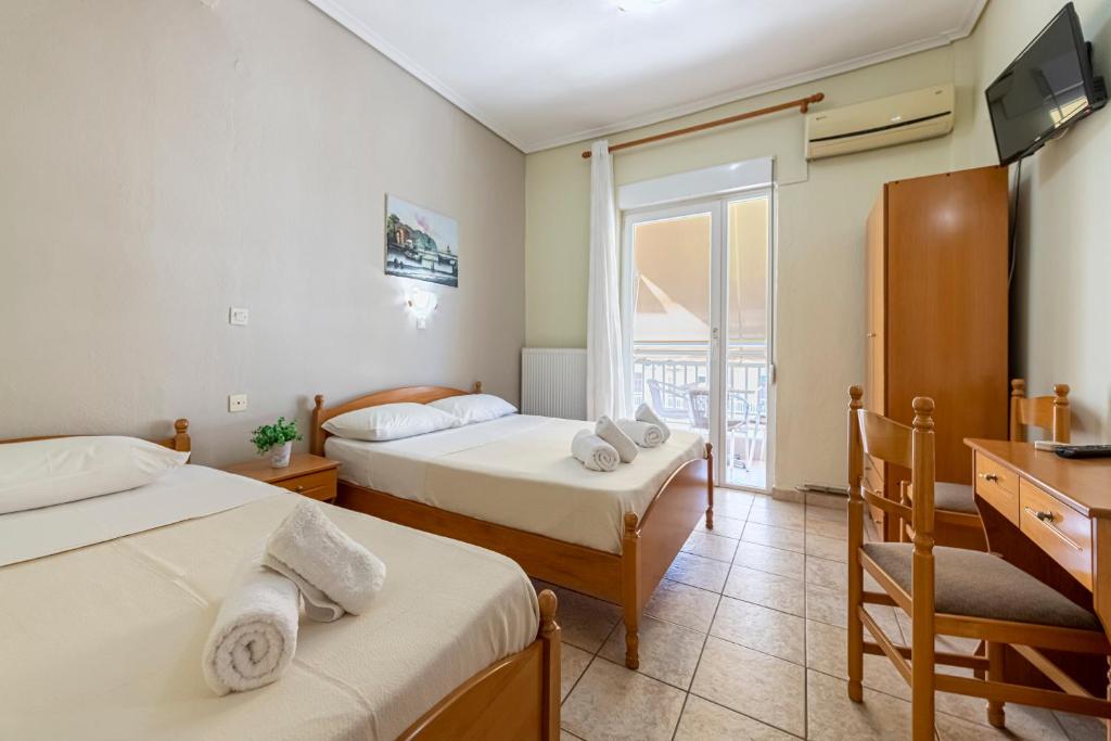 Postel nebo postele na pokoji v ubytování Lucia Hotel Paralia