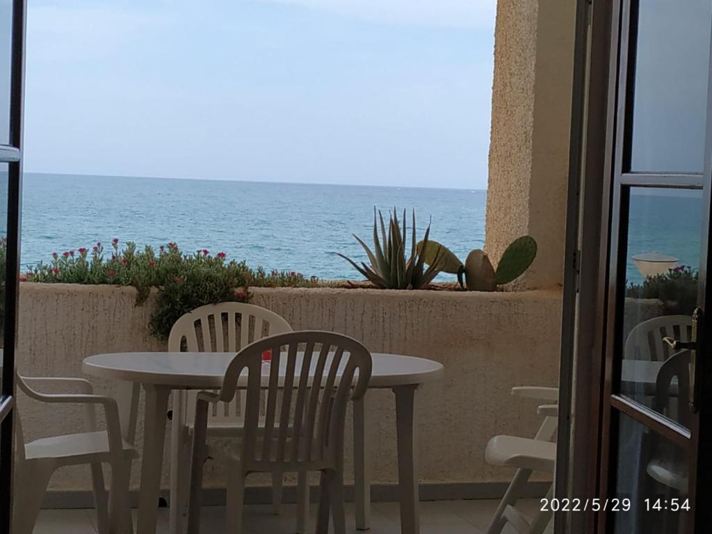 ベラにあるEl Playazo Naturista 1ª Lineaの海を見渡すバルコニー(テーブル、椅子付)