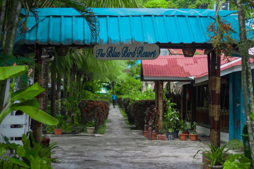 une rue dans un complexe avec un panneau indiquant la station balnéaire de shahi dans l'établissement Blue Bird Resort, à Havelock Island