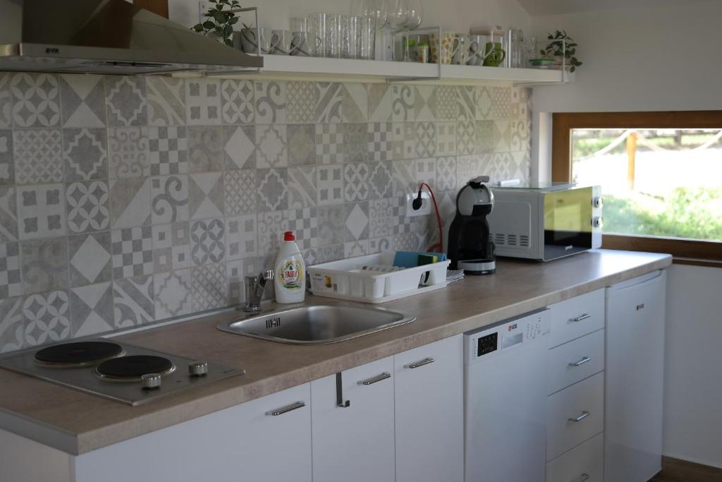 Kuchyň nebo kuchyňský kout v ubytování LIPA houses & spa