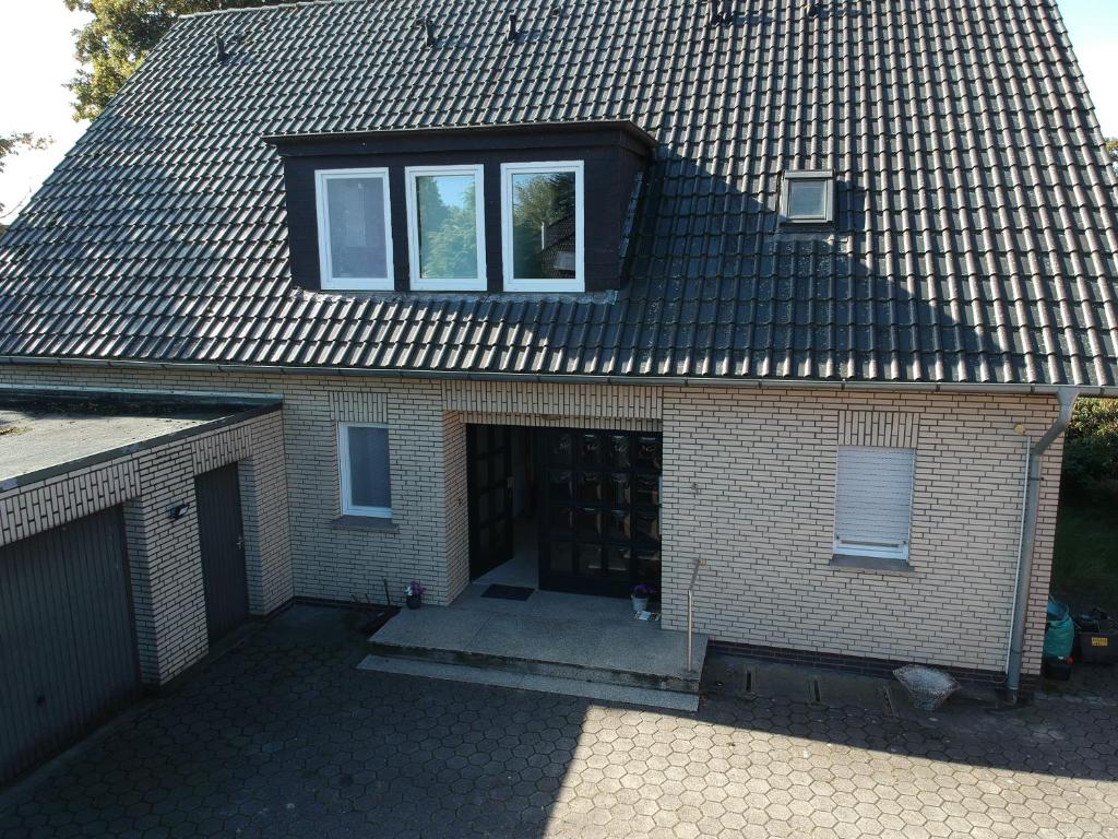 a house with a roof with a door and a window at Ferien & Monteurwohnung in Bohmte-Hunteburg in Bohmte