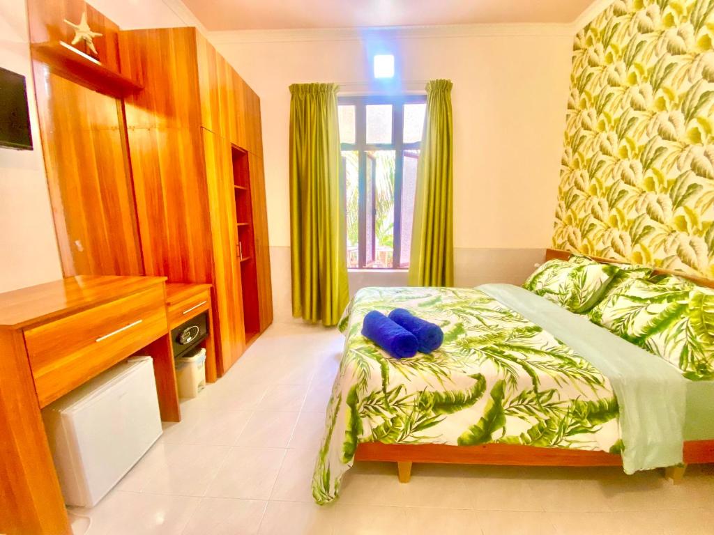 Кровать или кровати в номере Sands Inn, Mathiveri