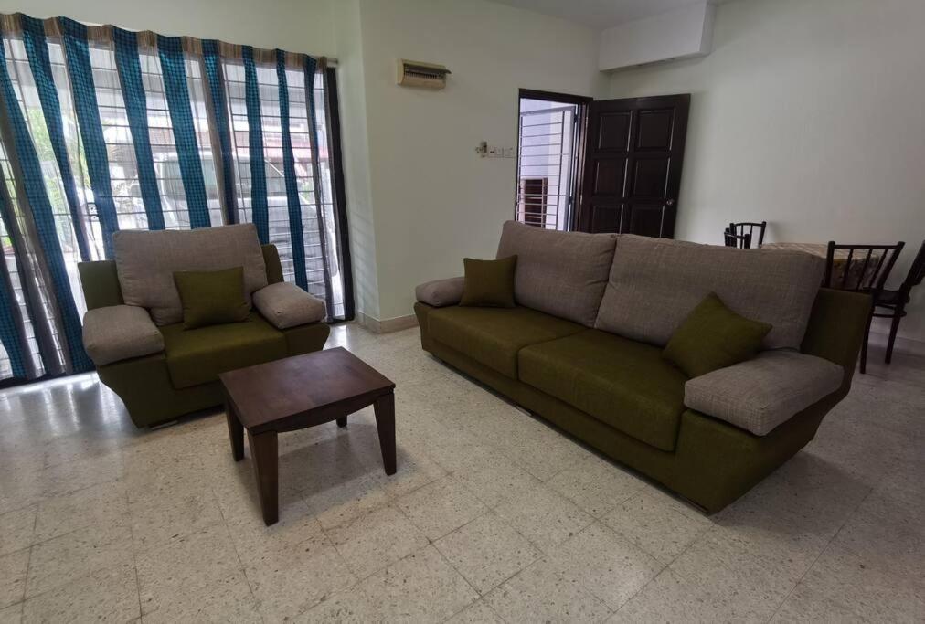 ein Wohnzimmer mit einem Sofa und einem Couchtisch in der Unterkunft 3Room 10pax SR Landed Comfy 5 Star Sofa&Bed 4 Parking in Seri Kembangan