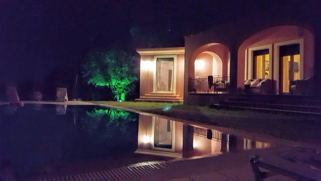 Bazén v ubytování Villa Olea Corfu Luxury Villa with Infinity Pool & Panoramic Views near Achillion Palace nebo v jeho okolí