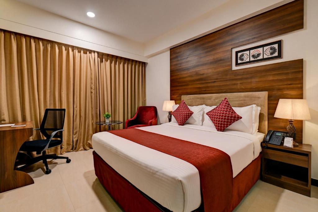 Postel nebo postele na pokoji v ubytování Hotel Tip Top International Pune