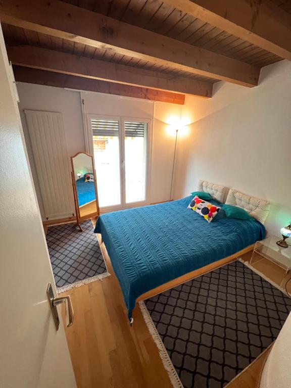 - une petite chambre avec un lit et une fenêtre dans l'établissement Get Cozy Flat Zürich, à Zurich