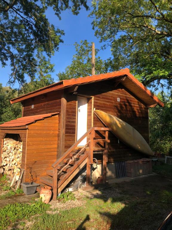 mały drewniany budynek z łodzią w obiekcie Tiny house détente nature la maison du pêcheur w mieście Pulligny