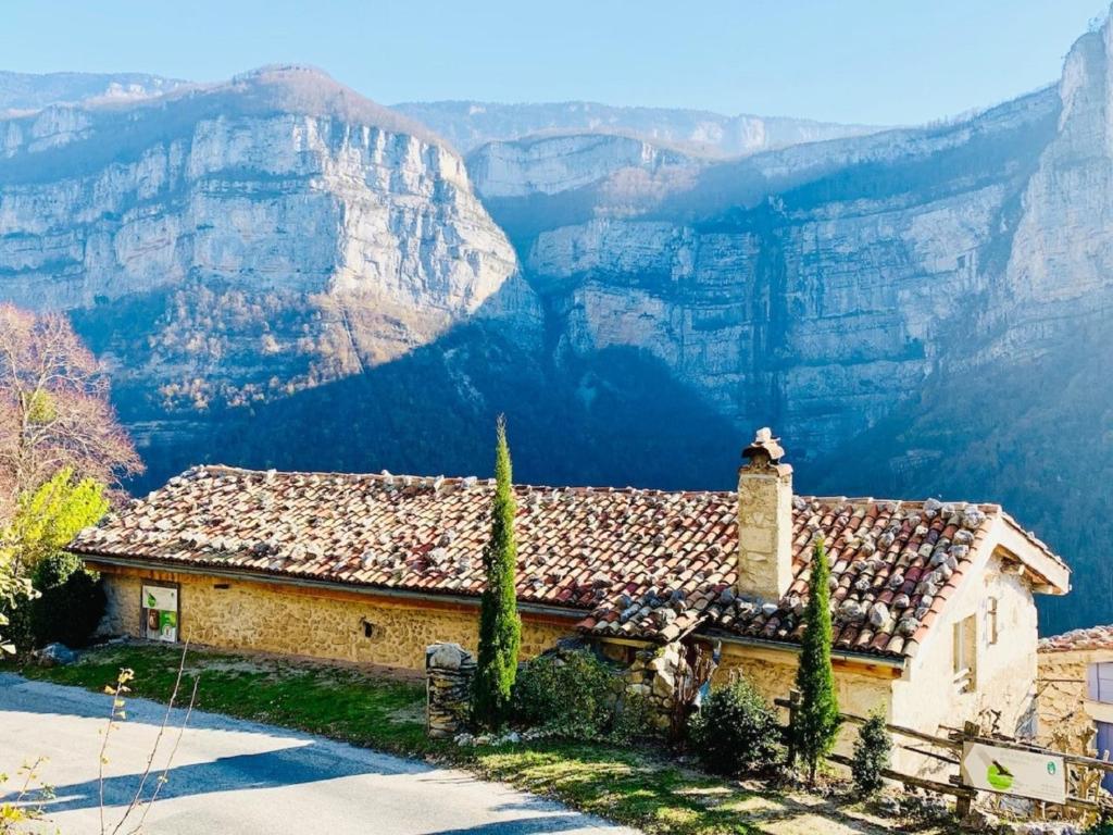 a building with a view of the grand canyon at Gîte L'Echappée en Vercors - Observatoire des étoiles in Choranche