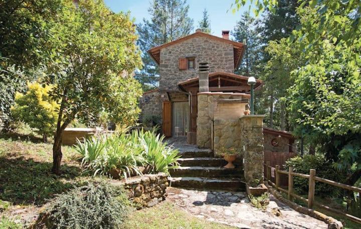 una casa de piedra con una escalera que conduce a ella en Casa in pietra con accesso privato al fiume, en San Clemente in Valle