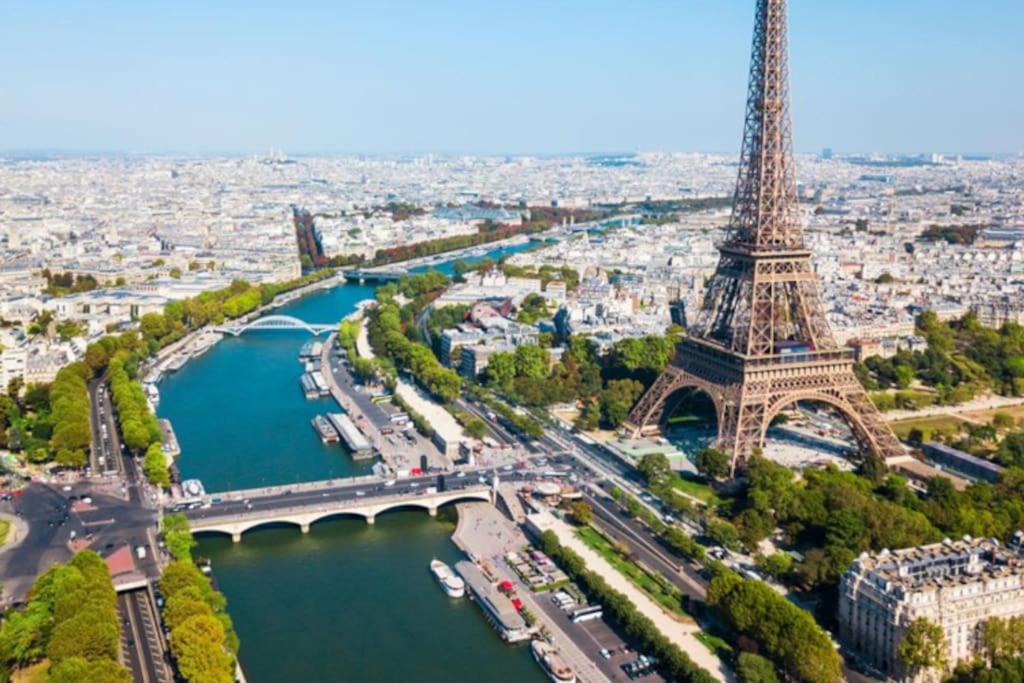 uma vista aérea da torre Eiffel e da rede de cerco fluvial em LIKEHOME - Grande maison conviviale pour groupe proche PARIS em Villiers-le-Bel