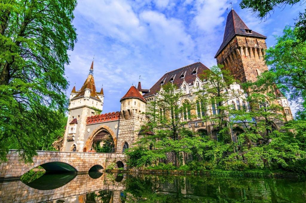 un gran edificio con un puente frente a un lago en Rozsa55 apartment 2 rooms en Budapest