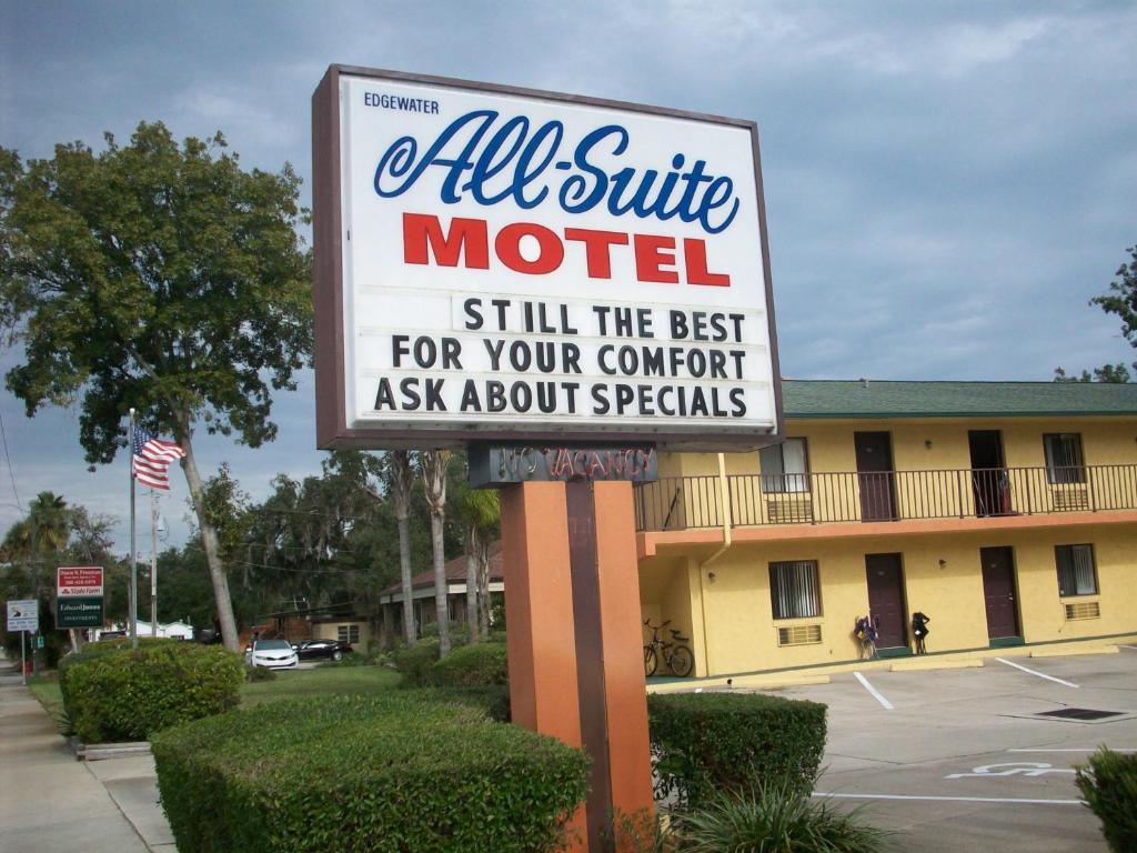 un cartel frente a un hotel en All-Suite Motel, LLC, en Edgewater