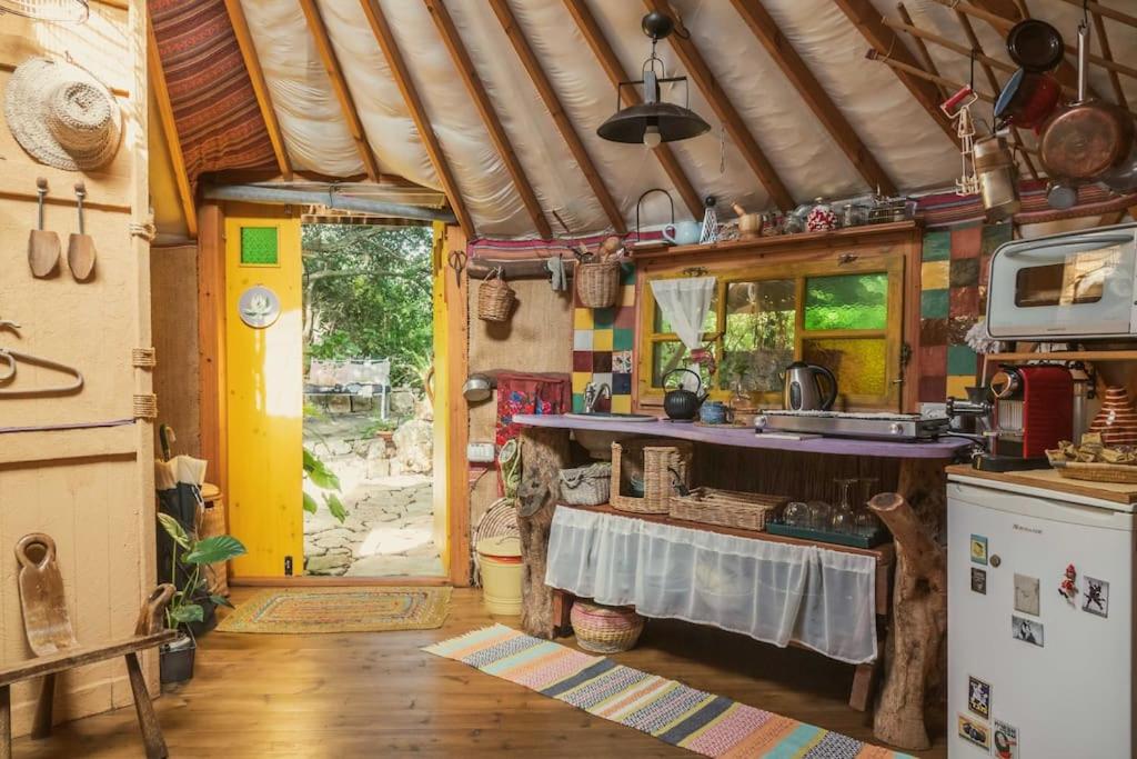 Kuchyň nebo kuchyňský kout v ubytování The Yurt in Abirim