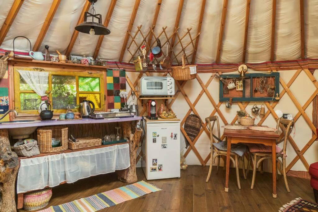 Kuchyň nebo kuchyňský kout v ubytování The Yurt in Abirim