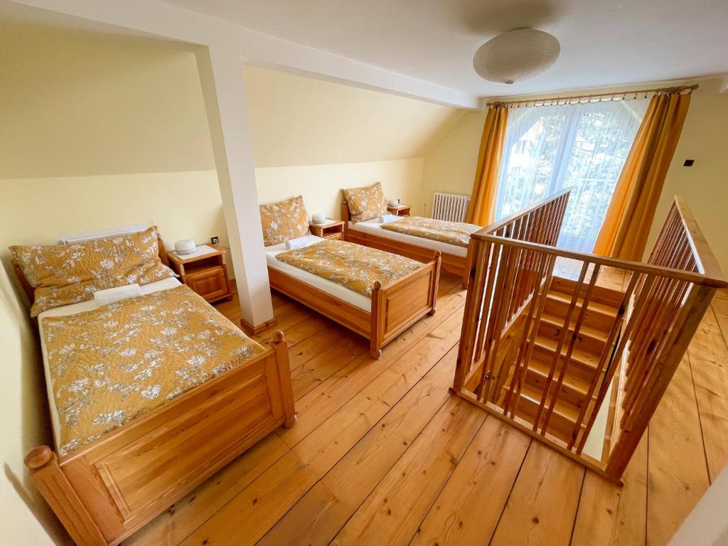 プラハにあるUbytování Kubantoviのリビングルーム(ベッド2台付)、バルコニーが備わります。