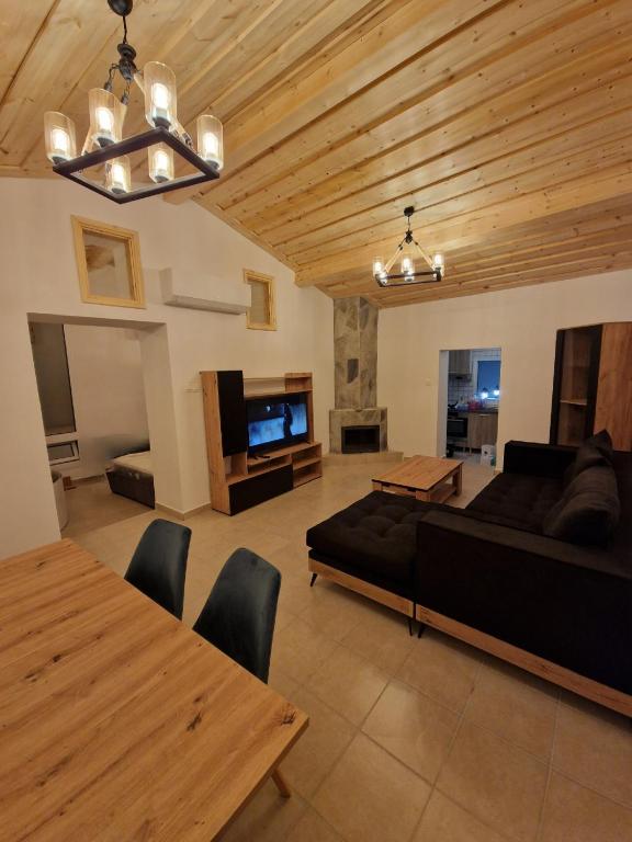 TV a/nebo společenská místnost v ubytování Aprosmeno Jacuzzi House 4