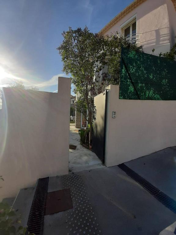 une clôture blanche avec un portail devant une maison dans l'établissement Appartement climatisé au calme en Provence, à Pierrefeu-du-Var