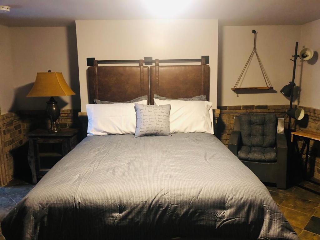 een slaapkamer met een groot bed en een stoel bij Savannah Sojourn - Time Travelers Retreat 1853 in Savannah