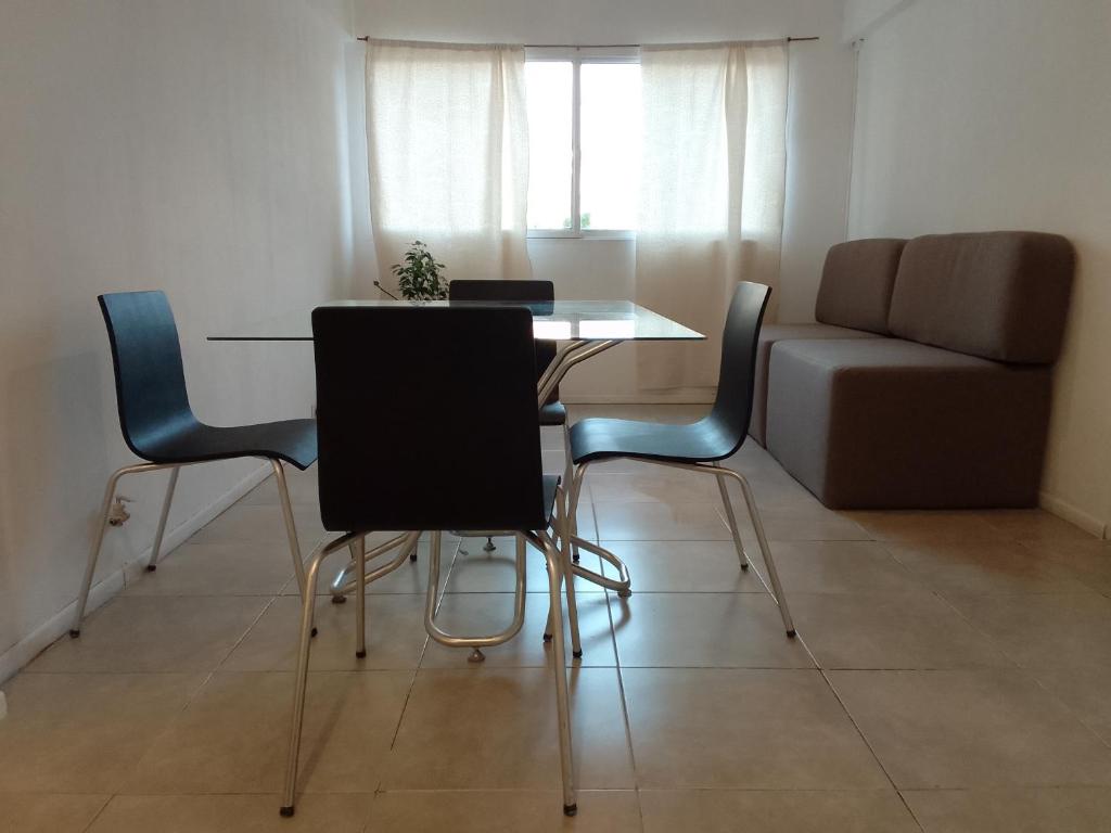 - un salon avec une table et des chaises dans l'établissement Plaza España, à Mendoza