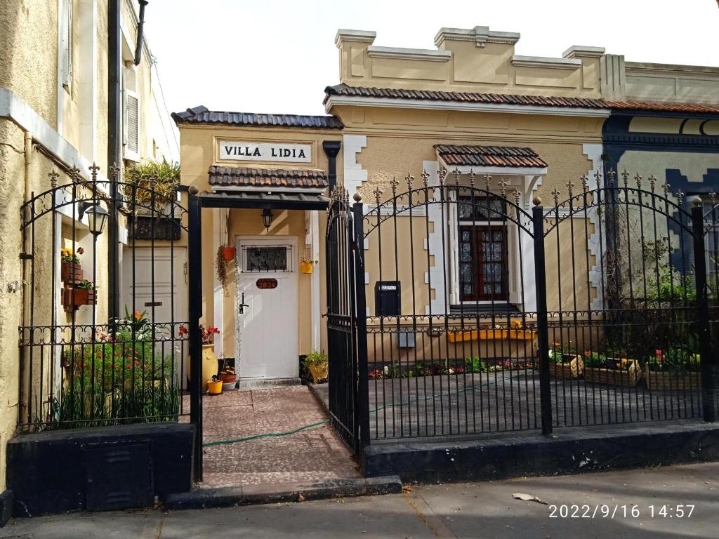 een toegang tot een gebouw met een smeedijzeren poort bij Villa Lidia in Mar del Plata