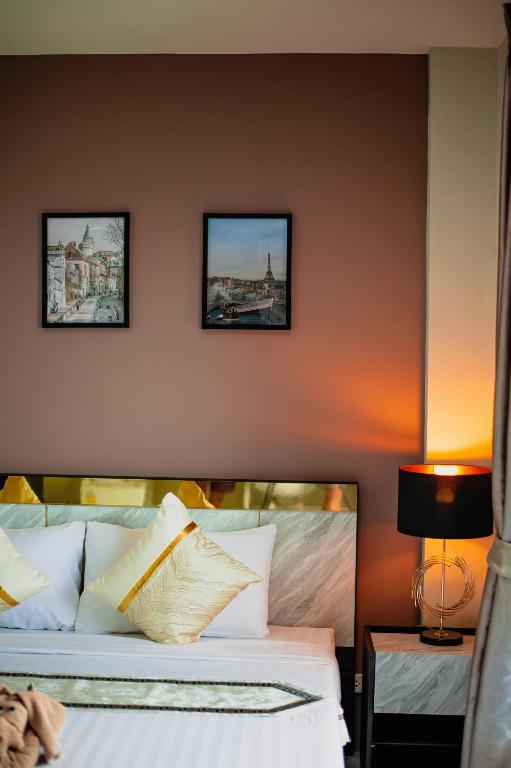Postel nebo postele na pokoji v ubytování The Living Hotel SamutPrakan