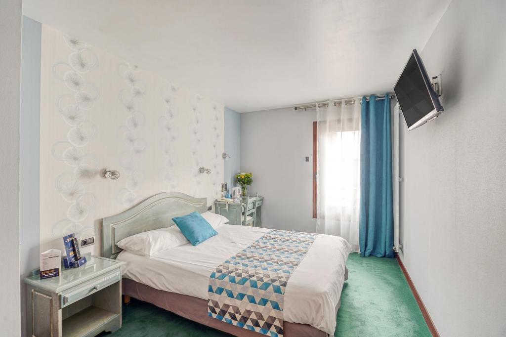 Postel nebo postele na pokoji v ubytování Contact Hôtel Limoges - HOTEL DES DEUX MOULINS