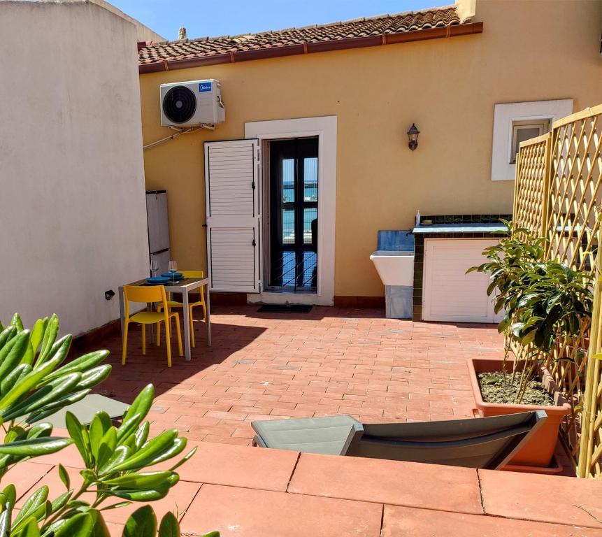 Patio lub wspólna przestrzeń na świeżym powietrzu w obiekcie Le Dimore del Pescatore nel Porto di Sciacca - La Nica -