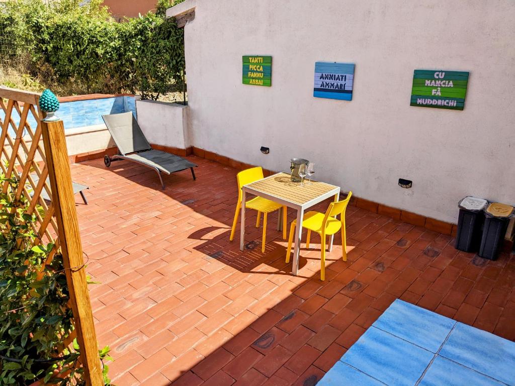 Patio lub wspólna przestrzeń na świeżym powietrzu w obiekcie Le Dimore del Pescatore nel Porto di Sciacca - La Nica -