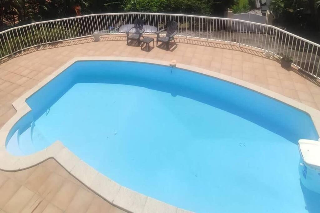 Bazén v ubytovaní Bas de villa spacieux, proche plages et centre alebo v jeho blízkosti
