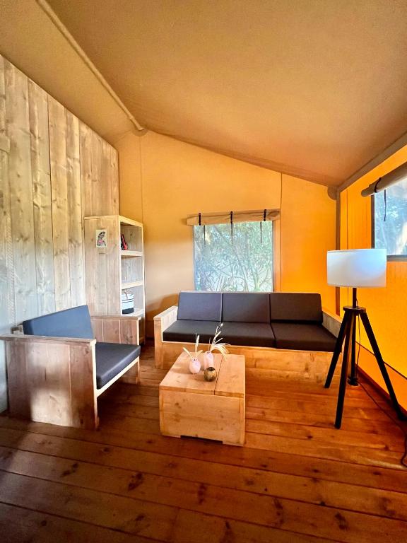 Postel nebo postele na pokoji v ubytování Lodgetent Holterberg