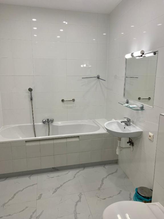 Łazienka w obiekcie Pensjonat - Restauracja Żółty Domek