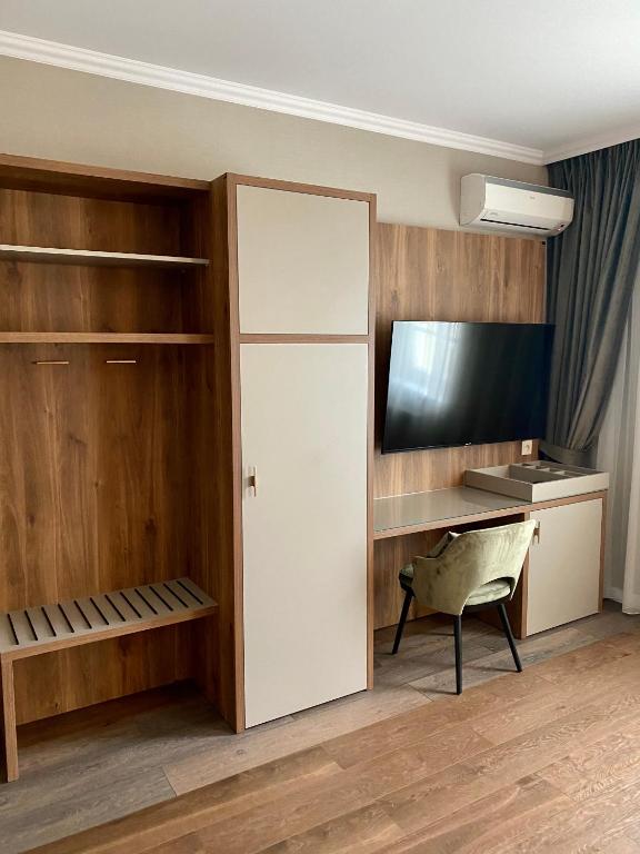 Telewizja i/lub zestaw kina domowego w obiekcie Pensjonat - Restauracja Żółty Domek