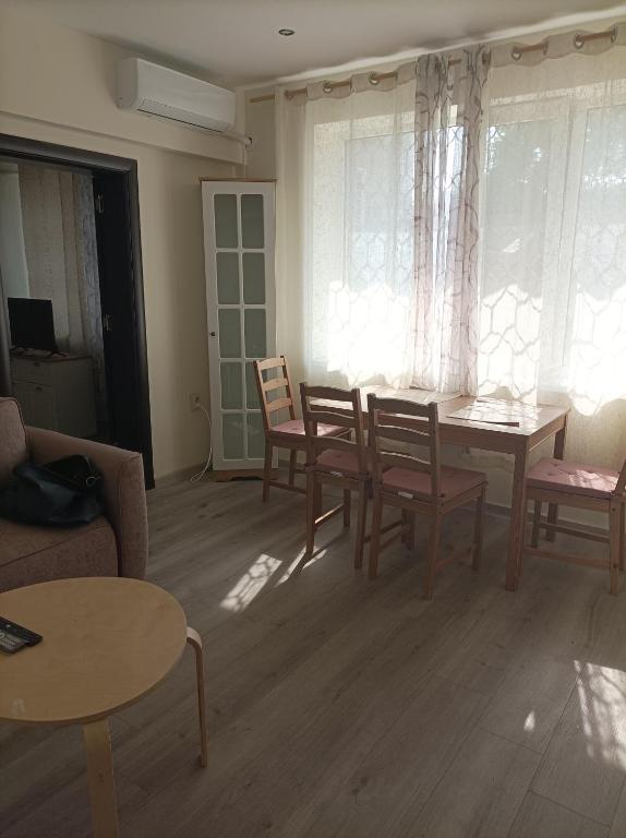 Una sala de estar con mesa de comedor y sillas. en Apartment Starfish, en Varna