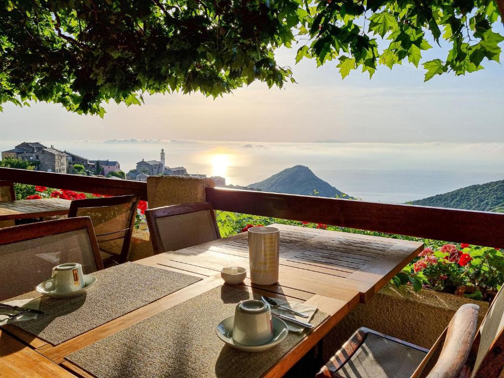 einen Tisch mit Bergblick in der Unterkunft Hôtel Restaurant la Corniche in Bastia