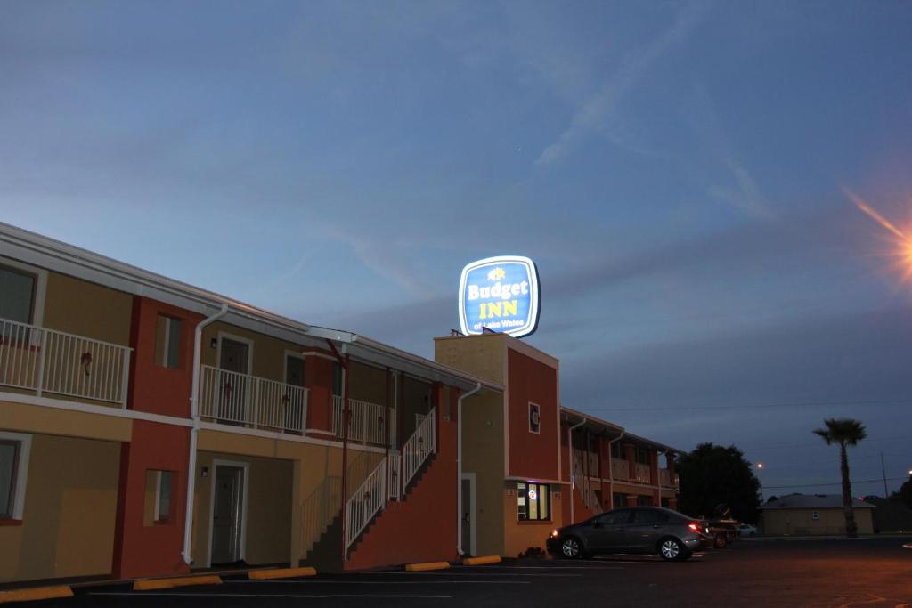 a sign on the side of a building with a parking lot at Budget Inn Lake Wales in Lake Wales