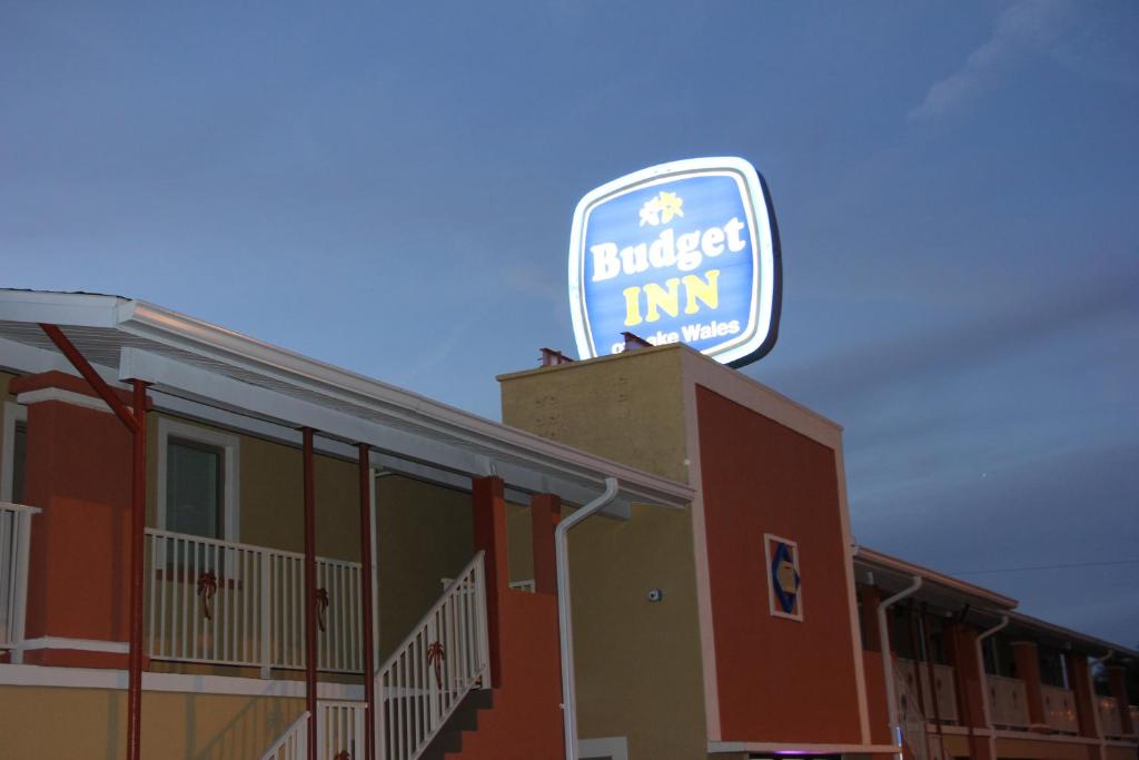a building with a sign on top of it at Budget Inn Lake Wales in Lake Wales