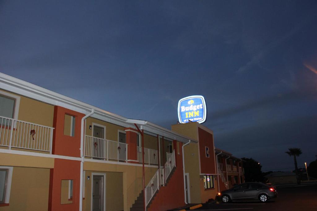 a sign on the side of a building at Budget Inn Lake Wales in Lake Wales