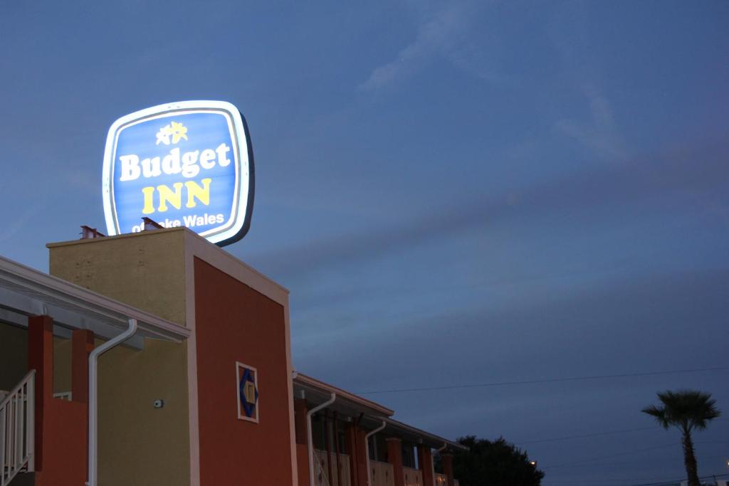 a building with a sign on top of it at Budget Inn Lake Wales in Lake Wales
