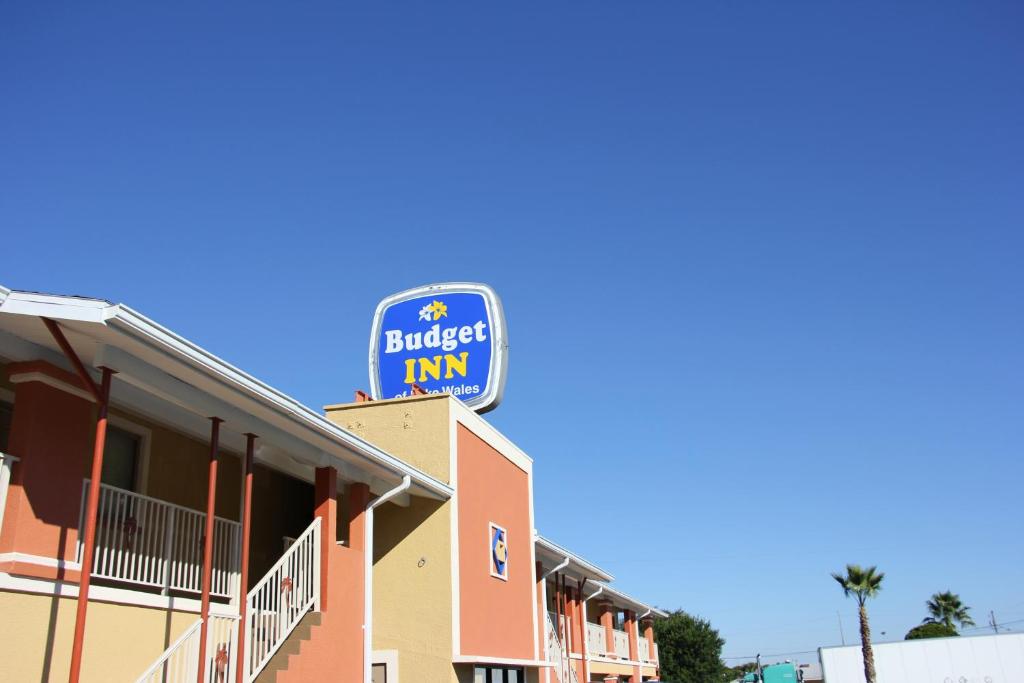 um sinal para uma estalagem de hambúrgueres no topo de um edifício em Budget Inn Lake Wales em Lake Wales