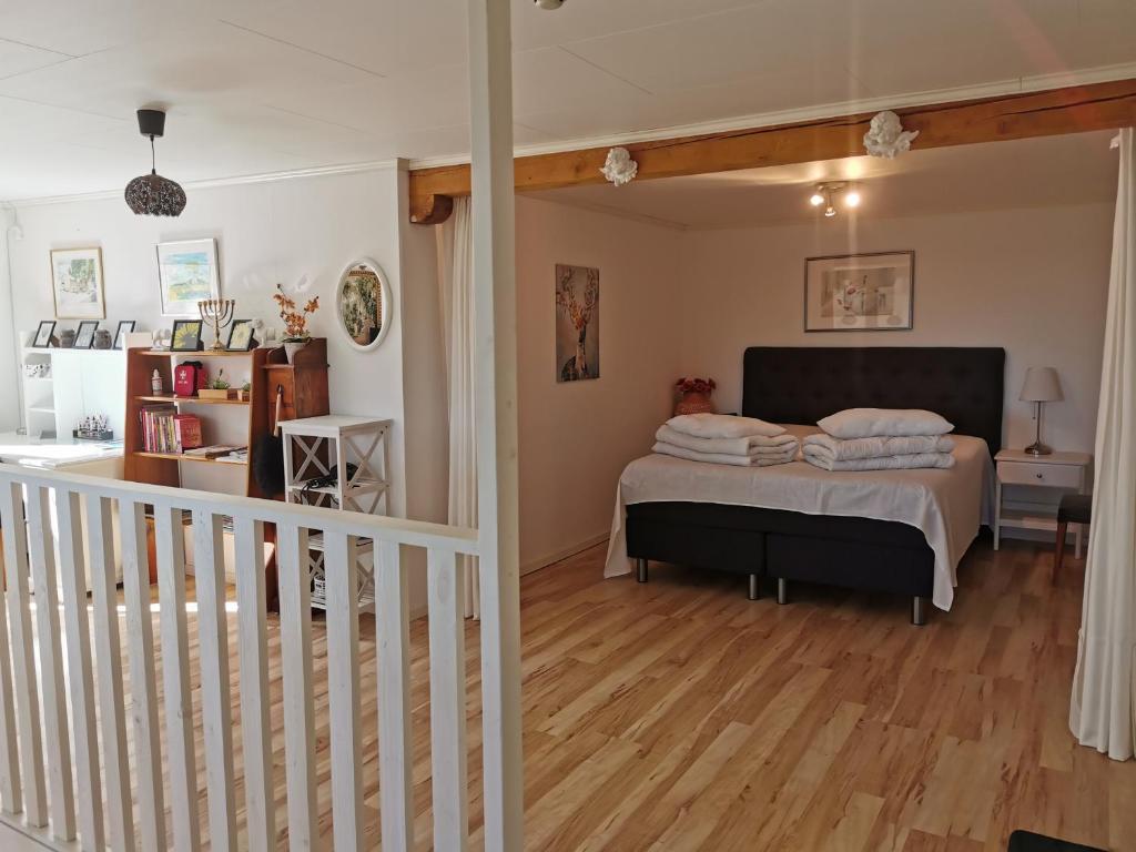 a bedroom with a bed and a book shelf at Tofta Konstgalleri-Familjelägenhet in Varberg