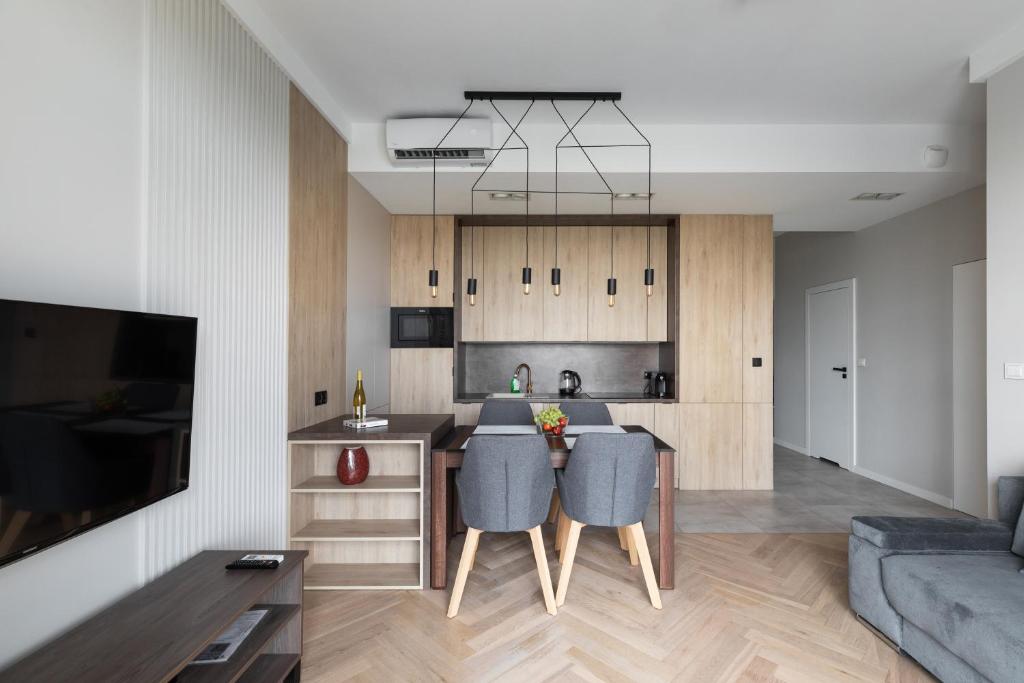 Televízia a/alebo spoločenská miestnosť v ubytovaní P&O Apartments Rydygiera II