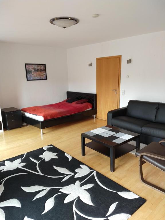 een woonkamer met een bank en een bed bij Julia's Monteur Oase - Premium Apartment exklusiv für Solo-Reisende in Ennepetal