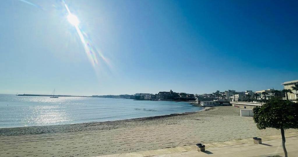 una vista su una spiaggia con il sole nel cielo di G&G HOME a Lecce