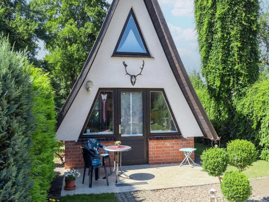 NeubukowにあるA beautiful wooden villa for 12 peopleの三角屋根の小礼拝堂