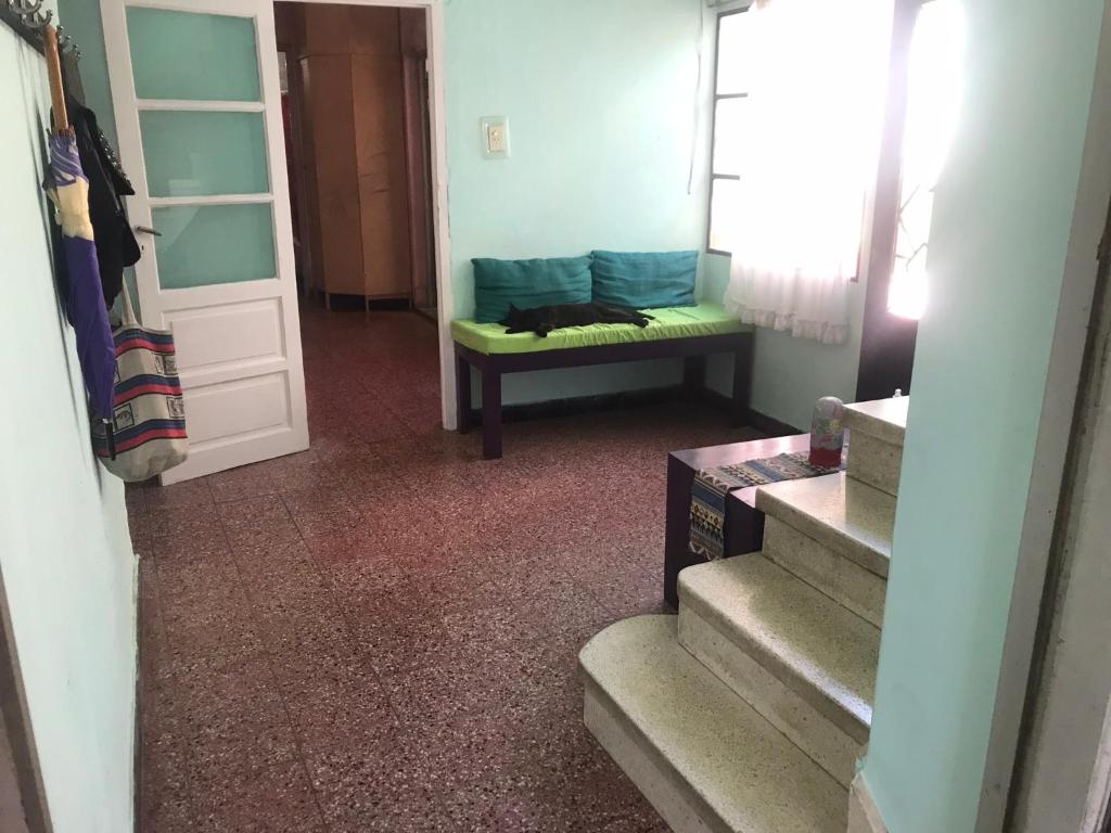 korytarz z psem leżącym na ławce obok drzwi w obiekcie Chandra Alojamiento en casa de familia w mieście Gualeguaychú