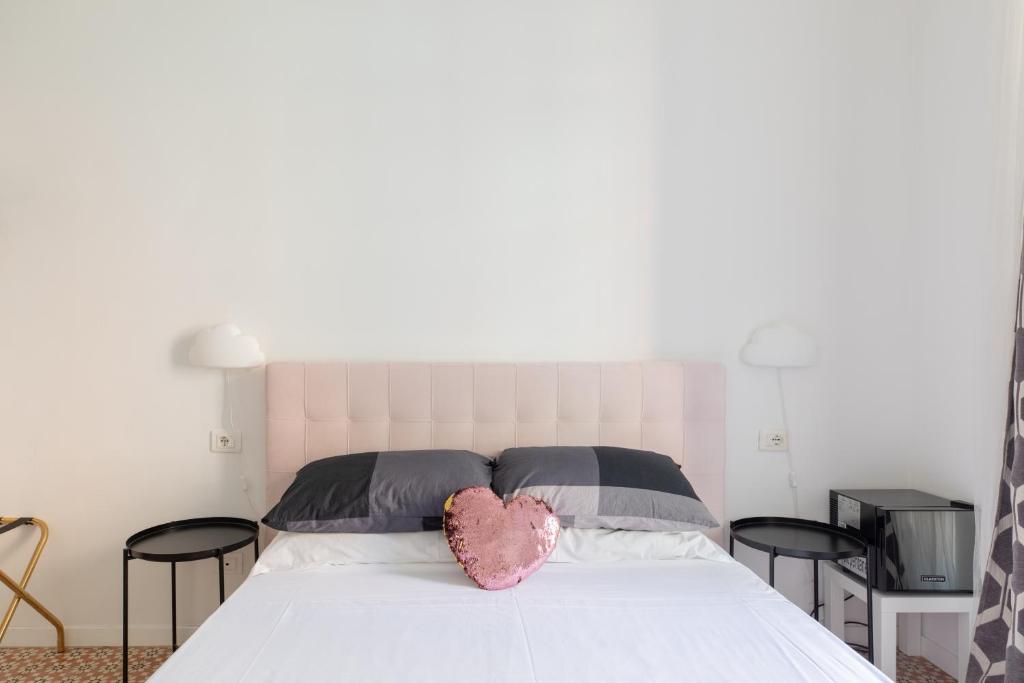 A bed or beds in a room at COLOSSEO con il CUORE