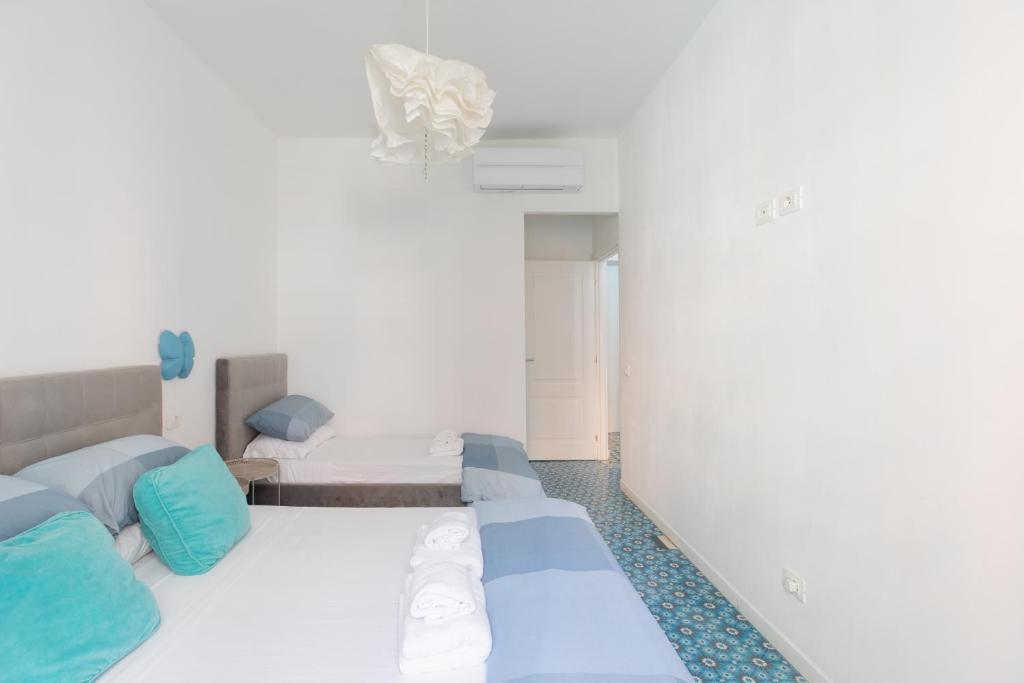 A bed or beds in a room at COLOSSEO con il CUORE