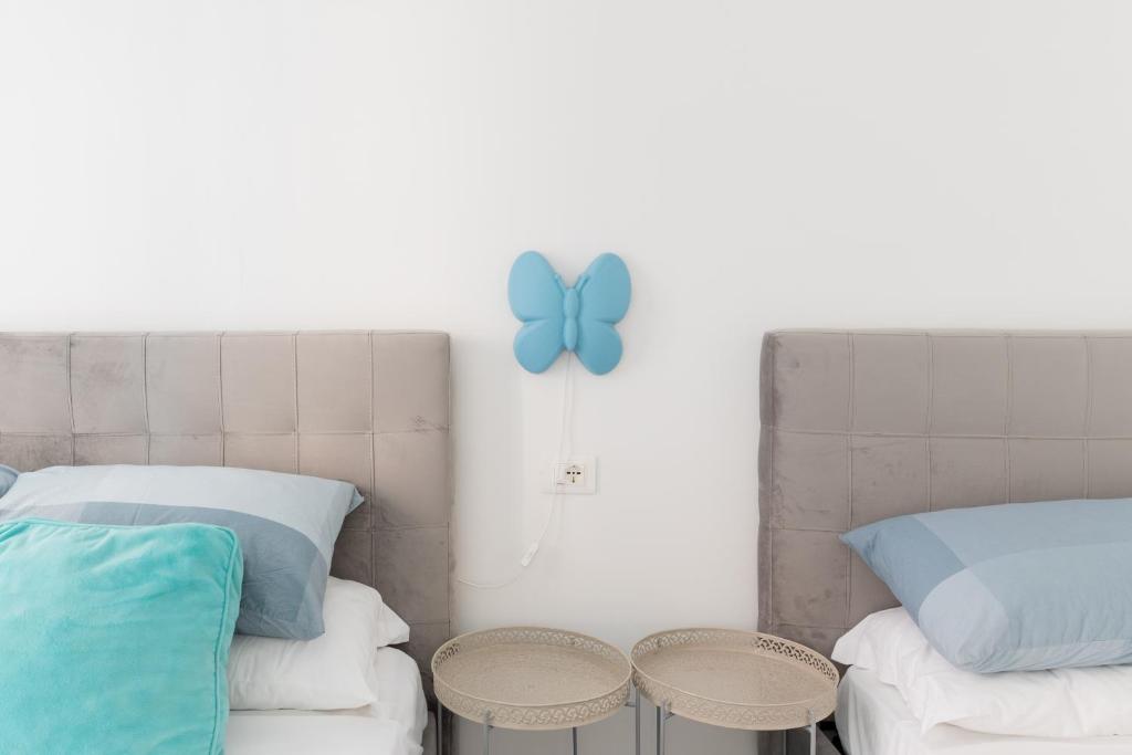 A bed or beds in a room at COLOSSEO con il CUORE